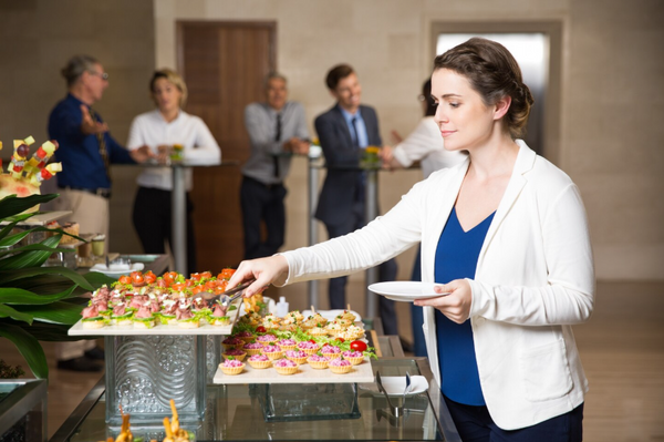 Live Food Stations vs. Traditional Buffet: What Is the Difference?